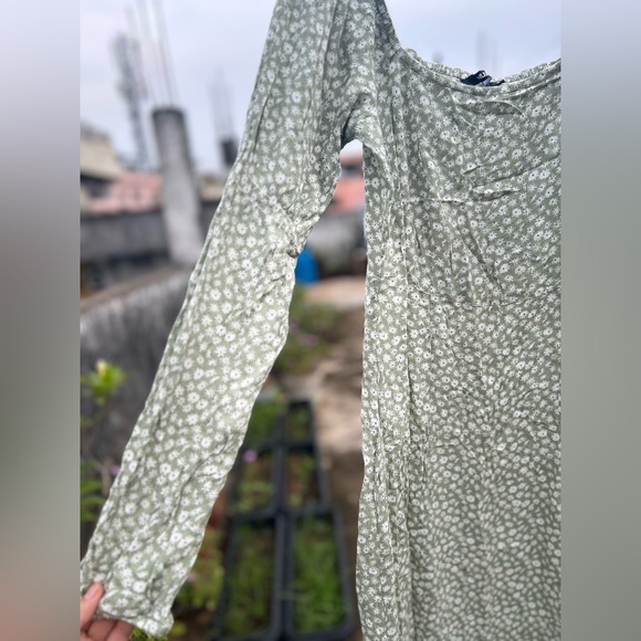 Beautiful dress with slit - Picture 6 of 8